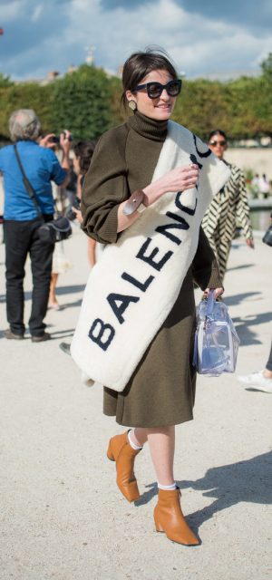 Paris Fashion Week Street Style Trends Slogan Accesories Balenciaga